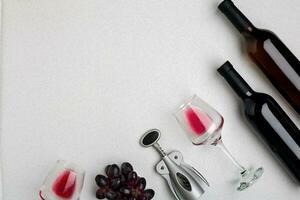 Due bicchieri di rosso vino e uva. superiore Visualizza foto