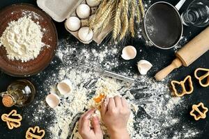donna di mani impastare Impasto su tavolo con Farina, uova e ingredienti. superiore Visualizza. foto