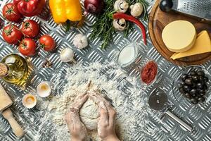 giovane donna cucinando nel cucina, avvicinamento foto