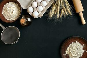 pasta cucinando ingredienti su nero cucina tavolo. superiore Visualizza con spazio per il tuo testo foto