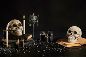 realistico modello di un' umano cranio con denti su un' di legno buio tavolo, nero sfondo. medico scienza o Halloween orrore concetto. avvicinamento sparo. foto