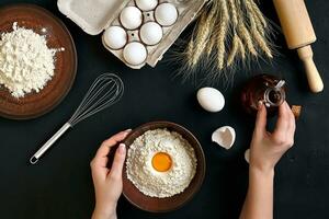 Da donna mani siamo preparazione fatti in casa crudo tagliatelle, rustico, selettivo messa a fuoco, atmosferico buio tono foto