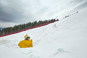 panorama di sciare ricorrere, pendenza, persone su il sciare sollevare, sciatori su il pista tra verde pino alberi e neve lance. foto