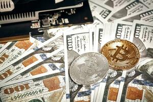 il monete di bitcoin bugie su dollari con video carta. scambio bitcoin denaro contante per un' dollaro foto