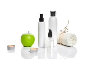 naturale terme bellezza trattamento detergente prodotti con Mela su bianca sfondo. foto