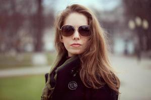 giovane donna in occhiali da sole alla moda alla moda foto