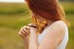 grande bruco che striscia sulle mani di una donna foto