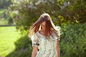 ragazza in un vestito estivo con i capelli lunghi foto