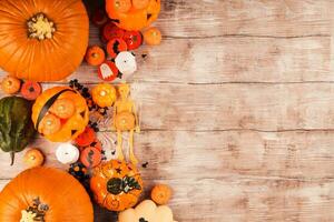 autunno raccogliere e festivo arredamento con fresco e nutriente zucca su legna foto