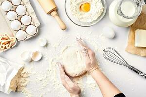 panettiere preparazione per impastare il Impasto, superiore Visualizza. cucinando, forno concetto foto