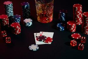 carte di poker giocatore. su il tavolo siamo patatine fritte e un' bicchiere di cocktail con whisky. combinazione di carte foto