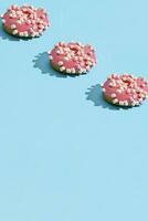 cibo design con gustoso rosa smaltato ciambella su blu pastello sfondo superiore Visualizza modello foto