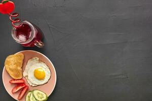 superiore Visualizza di salutare e delizioso prima colazione su un' nero sfondo con copyspace. foto