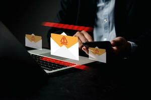 ricevuto e-mail mettere in guardia Posta in arrivo segnato con un' spam virus attenzione cartello, Internet minaccia protezione notifica e avvertimento Rete sicurezza sicurezza virus spam.cybersecurity consapevolezza nel comunicazione. foto