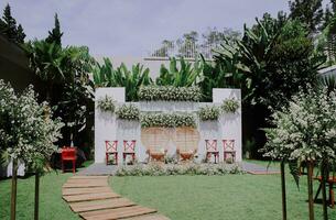 nozze palcoscenico su all'aperto con elegante fiori decorazione foto