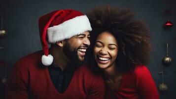 giovane africano americano coppia nel Santa Claus cappelli festeggiare Natale. generativo ai foto