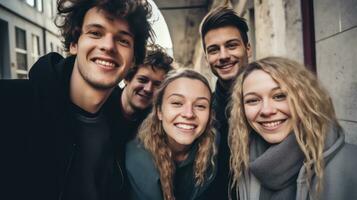 gruppo di giovane persone in piedi nel un' riga su il strada e sorridente generativo ai foto