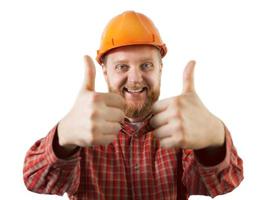uomo allegro con un casco da costruzione arancione foto