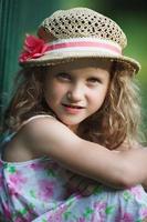 bambina in abito estivo e cappello foto