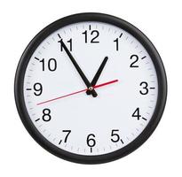 l'orologio dell'ufficio mostra da cinque minuti a un'ora