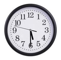 l'orologio rotondo dell'ufficio mostra le cinque e mezza