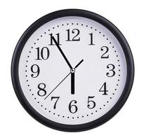 il grande orologio mostra dalle cinque alle sei