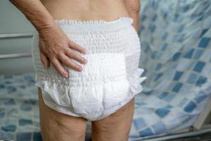 donna anziana asiatica che indossa il pannolino per l'incontinenza? foto