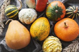 composizione autunnale, accogliente stagione autunnale, zucche e foglie foto