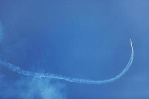 piccolo aeroplano in un cielo blu foto