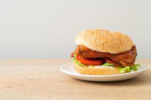 hamburger di pollo alla griglia con salsa alla piastra foto