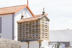 orreo, una tipica architettura galiziana per la conservazione del grano. foto