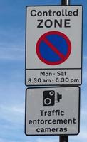 zona controllata divieto di parcheggio segnale di telecamere di controllo del traffico foto
