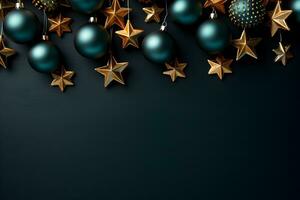 Natale piatto posare modello con Marina Militare blu palle e oro stelle decorazione su buio sfondo con copia spazio. superiore Visualizza di inverno vacanza concetto composizione. foto