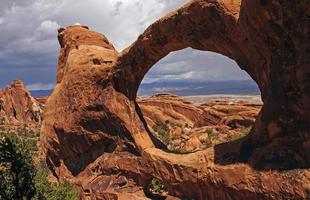 arco drammatico nel giorno di primavera nel deserto foto