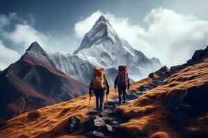 foto Basso angolo di escursionisti con zaini passeggiate nel montagna. gruppo di escursionisti con zaini siamo a piedi lungo montagna. generativo ai