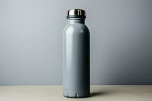 un' riutilizzabile metallo acqua bottiglia simboleggiante sostenibile viaggio isolato su un' grigio pendenza sfondo foto