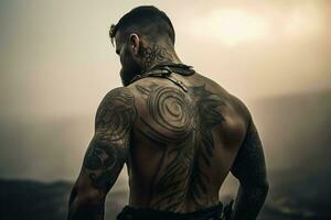 indietro di tatuato Gladiatore uomo forte brutale. creare ai foto