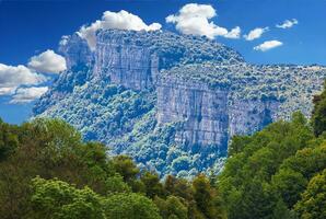 bellissimo montagna paesaggio con blu cielo nel Spagna foto