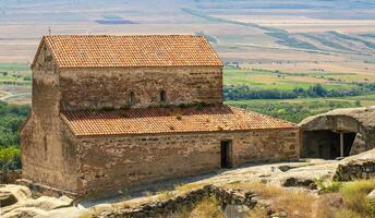 vecchio pietra muri di il ortodosso Chiesa di uplesstikhe nel Georgia foto