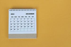 dicembre 2024 scrivania calendario su giallo sfondo. direttamente sopra. piatto posizione. foto