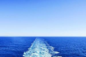 navigare sul bellissimo mare blu ampio foto