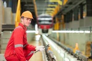 ritratto di ingegnere utilizzando riparazione utensili di il elettrico treno industria Là è un elettrico auto nel il auto riparazione fabbrica come il sfondo Immagine. foto