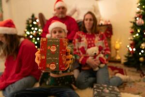 allegro Natale e contento vacanze allegro famiglia festeggiare Natale a casa. foto