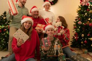 allegro Natale e contento vacanze allegro famiglia festeggiare Natale a casa. foto