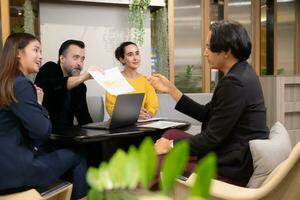 uomo d'affari e donna d'affari discutere un' progetto nel il incontro camera di co-working spazio foto