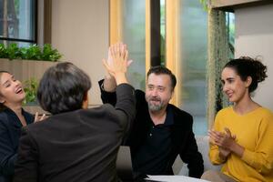 uomo d'affari e donna d'affari discutere un' progetto nel il incontro camera di co-working spazio foto