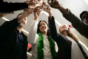gruppo di amici tostatura con Champagne a nuovo anno festa nel ufficio foto