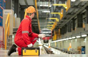 ritratto di ingegnere utilizzando riparazione utensili di il elettrico treno industria Là è un elettrico auto nel il auto riparazione fabbrica come il sfondo Immagine. foto