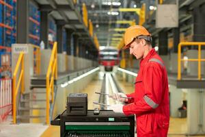 ritratto di ingegnere utilizzando riparazione utensili di il elettrico treno industria Là è un elettrico treno nel il treno riparazione fabbrica come il sfondo Immagine. foto