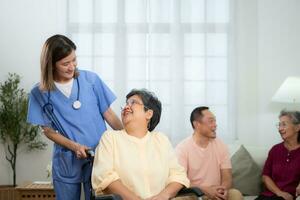 gruppo di anziano e asiatico anziano femmina paziente e infermiera nel assistenza infermieristica casa, anziano persone nel assistenza infermieristica casa concetto foto